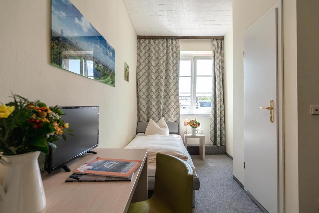 Hotel-Pension Am Siegestor Мюнхен Екстериор снимка