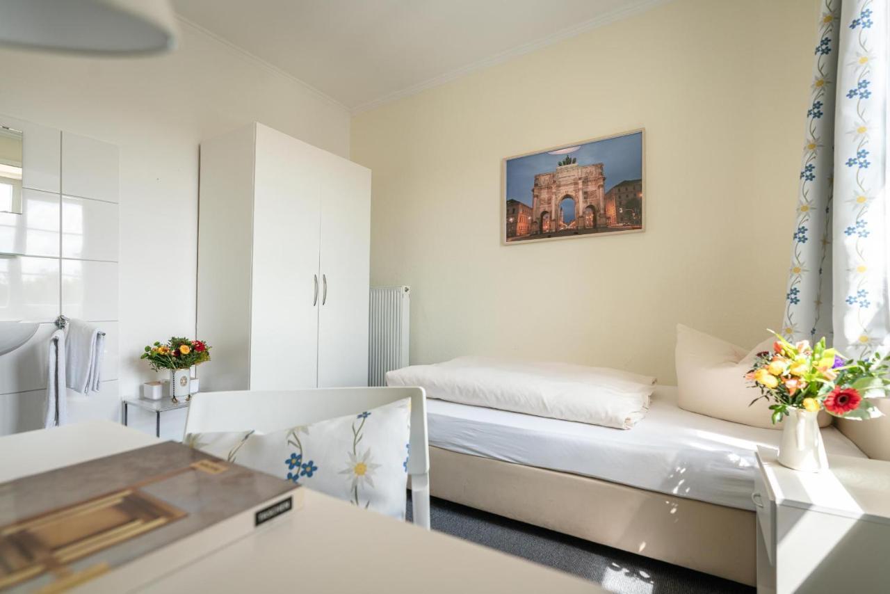 Hotel-Pension Am Siegestor Мюнхен Екстериор снимка