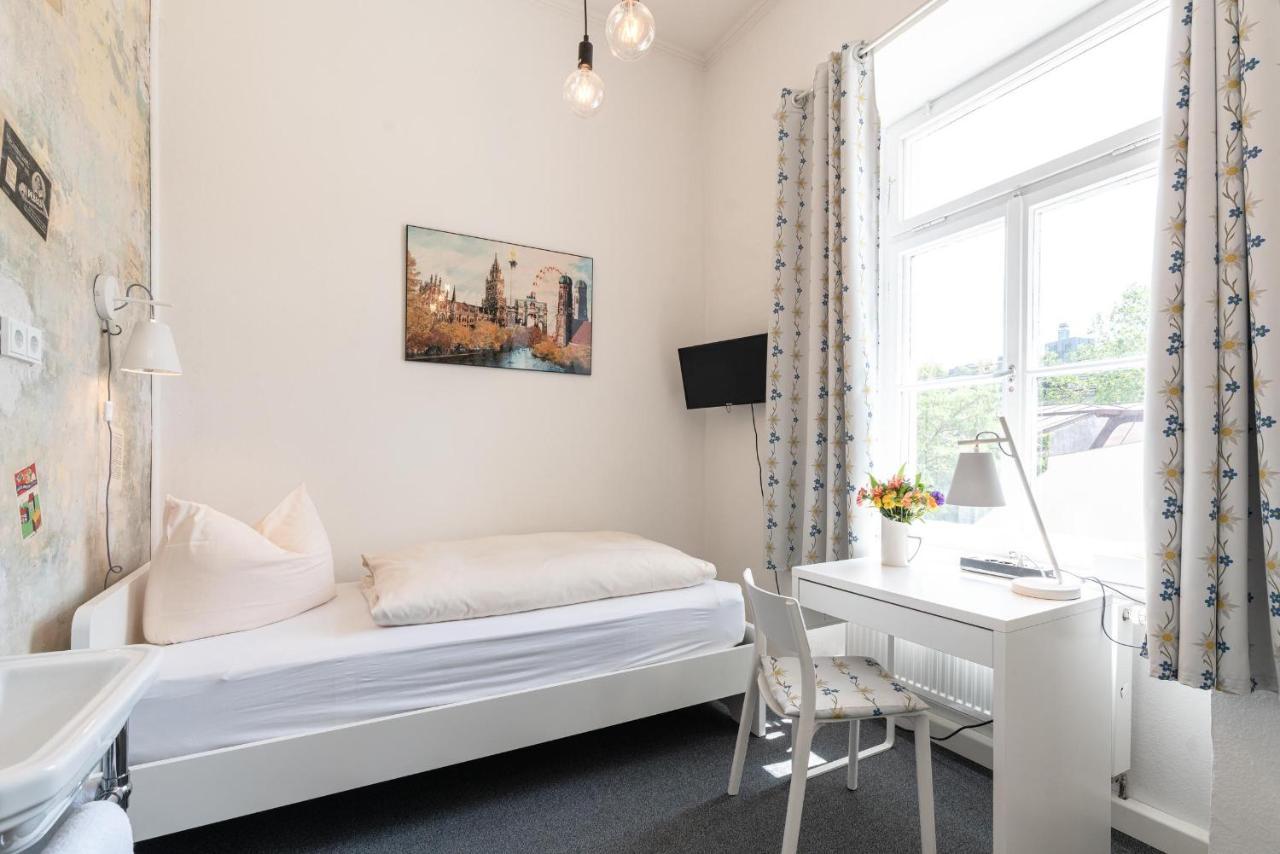 Hotel-Pension Am Siegestor Мюнхен Екстериор снимка