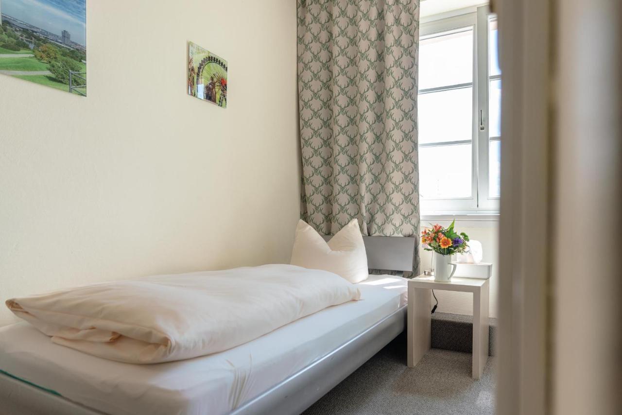 Hotel-Pension Am Siegestor Мюнхен Екстериор снимка