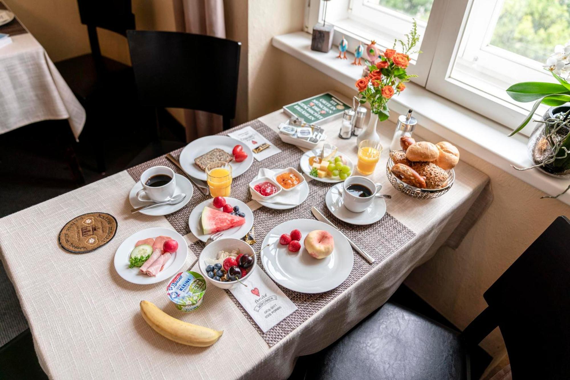 Hotel-Pension Am Siegestor Мюнхен Екстериор снимка