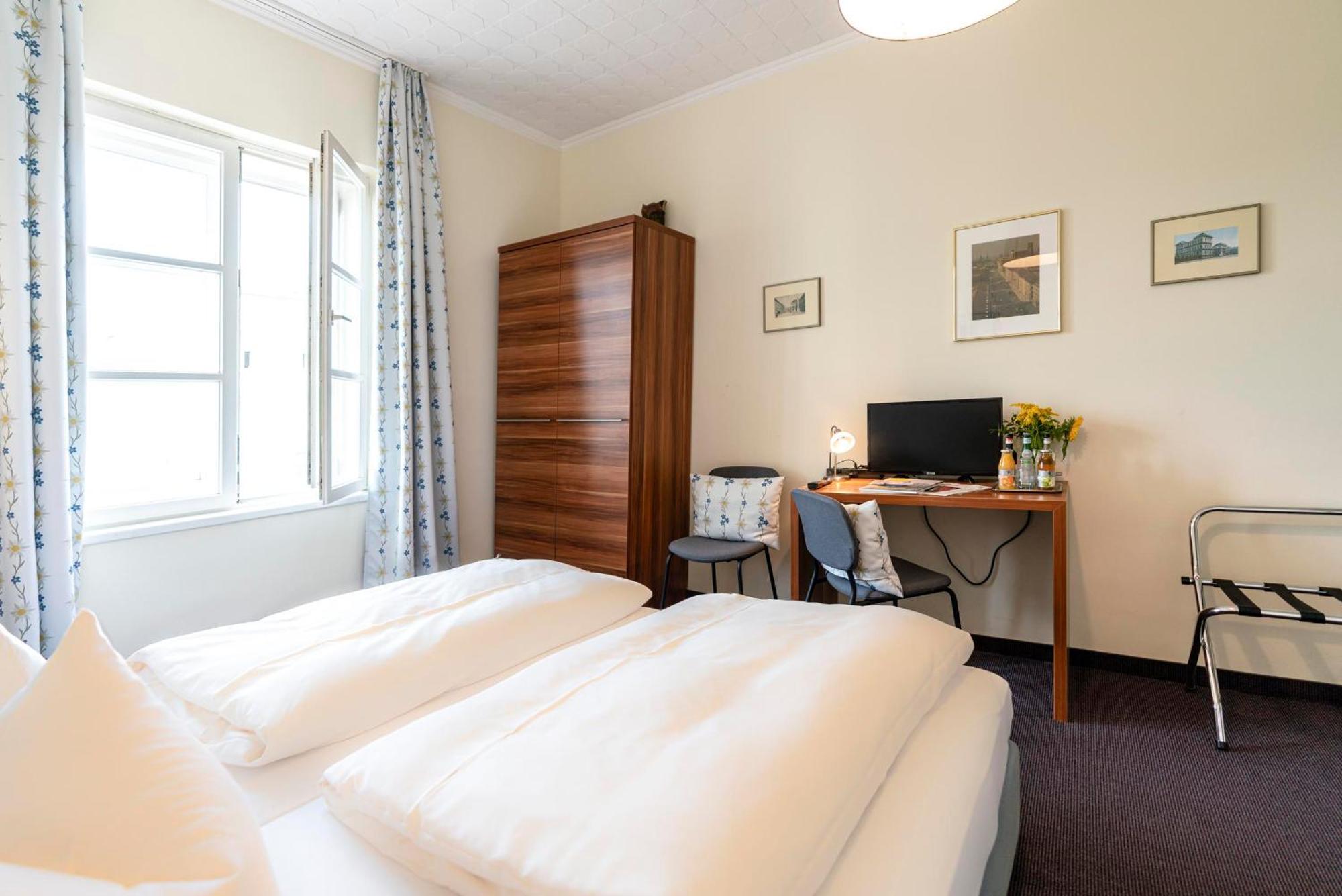 Hotel-Pension Am Siegestor Мюнхен Екстериор снимка