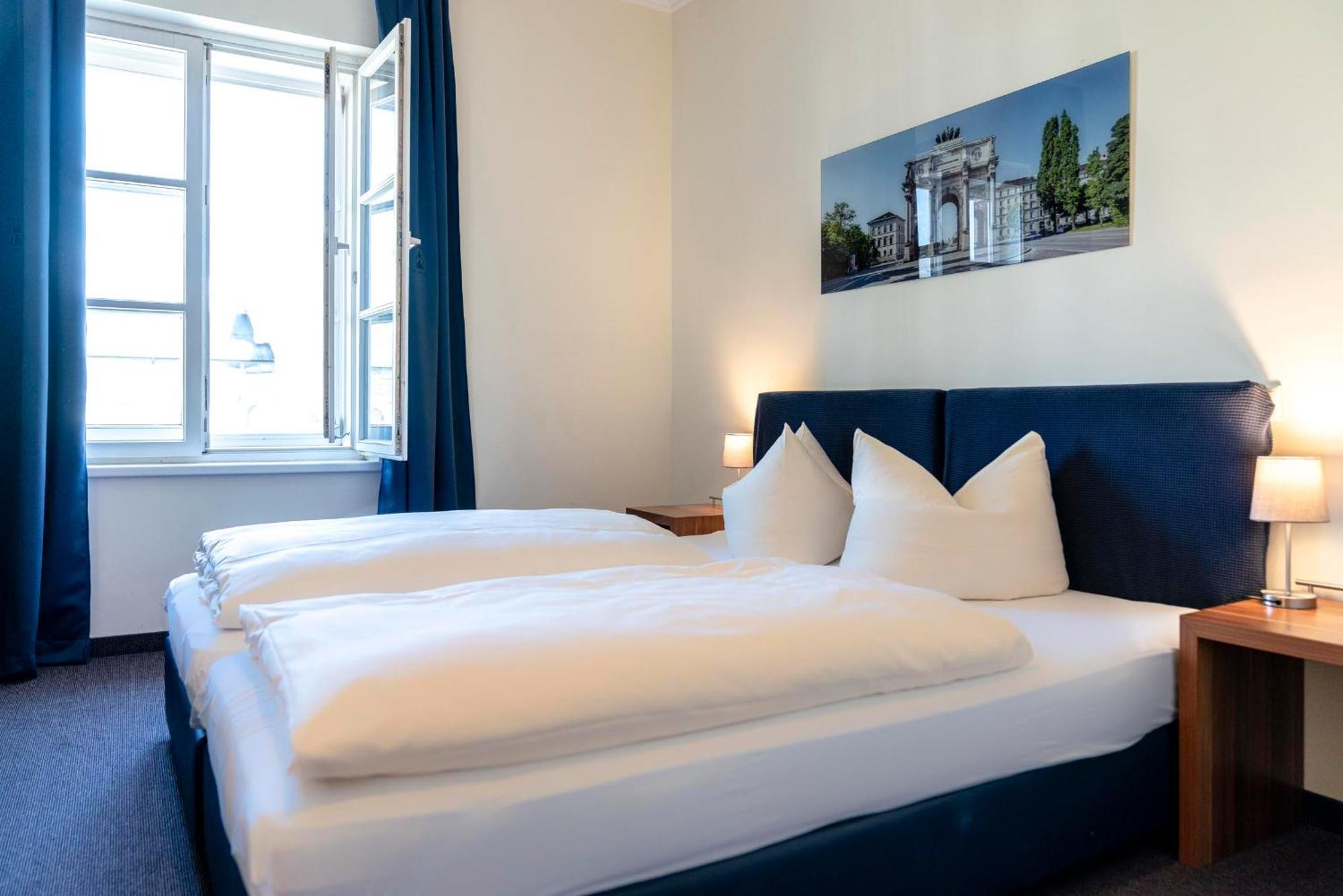Hotel-Pension Am Siegestor Мюнхен Екстериор снимка