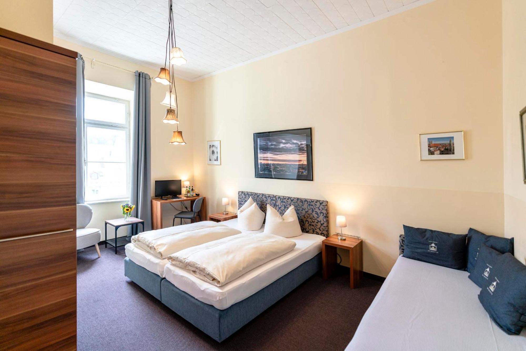 Hotel-Pension Am Siegestor Мюнхен Екстериор снимка