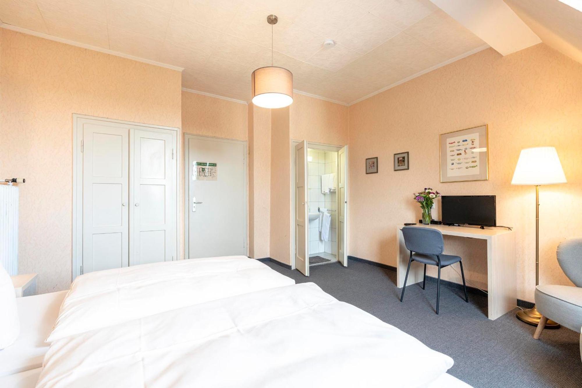 Hotel-Pension Am Siegestor Мюнхен Екстериор снимка