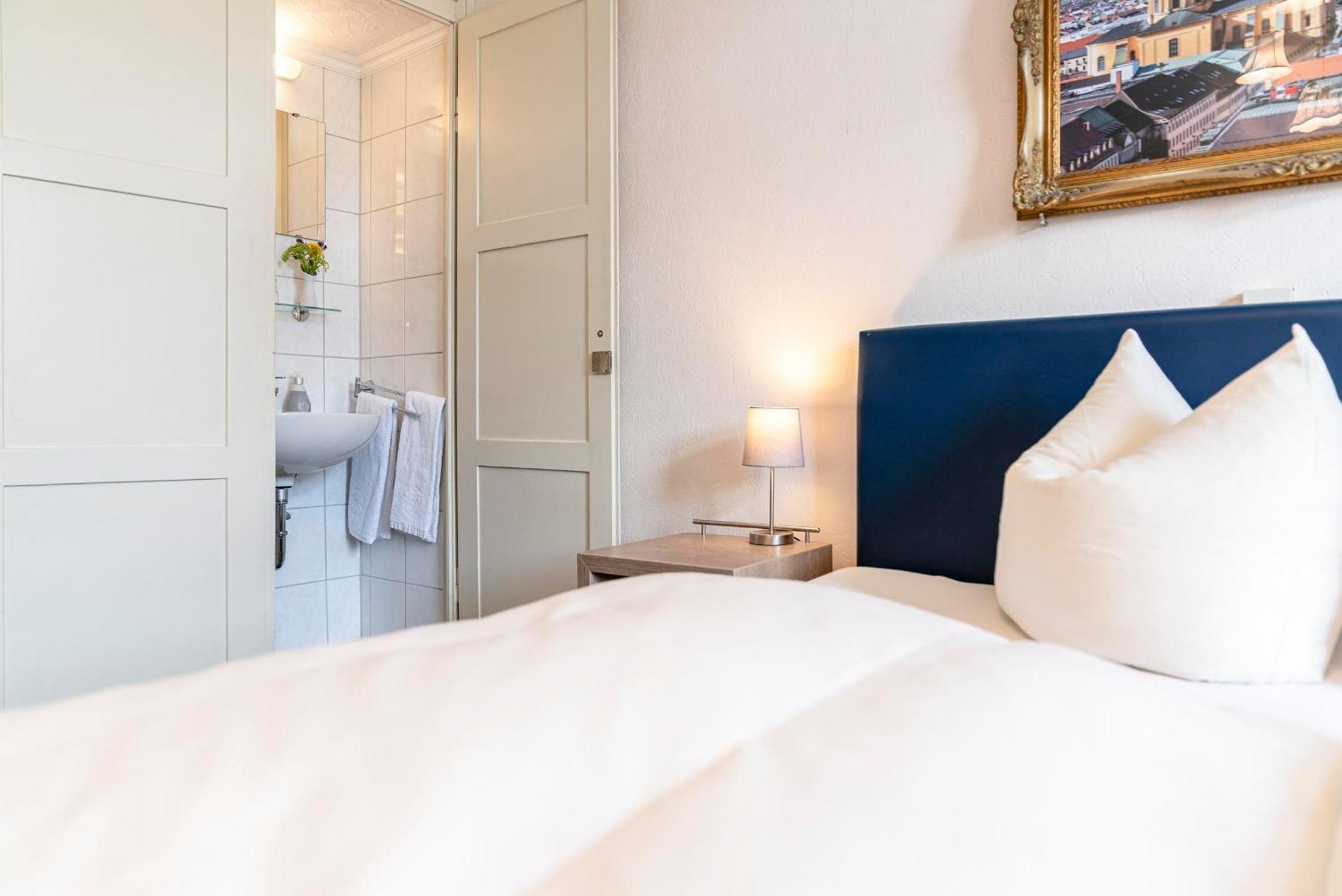 Hotel-Pension Am Siegestor Мюнхен Екстериор снимка
