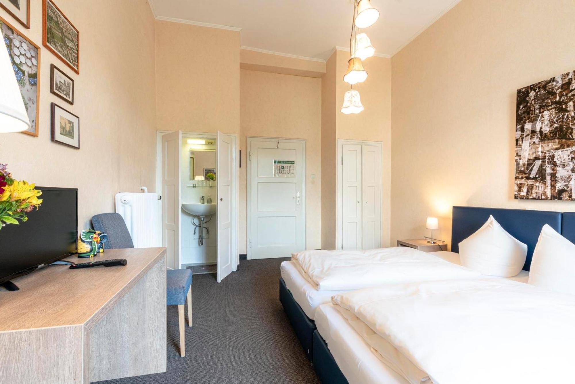 Hotel-Pension Am Siegestor Мюнхен Екстериор снимка