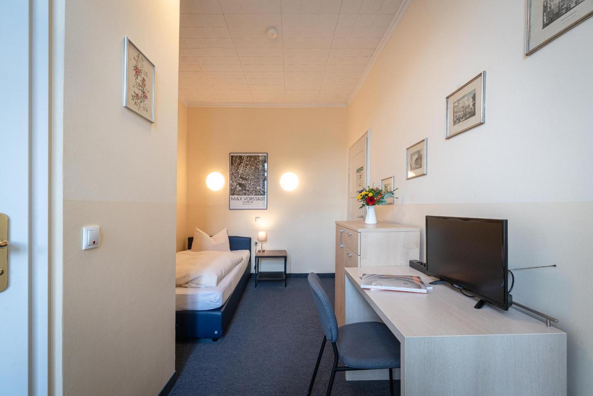 Hotel-Pension Am Siegestor Мюнхен Екстериор снимка